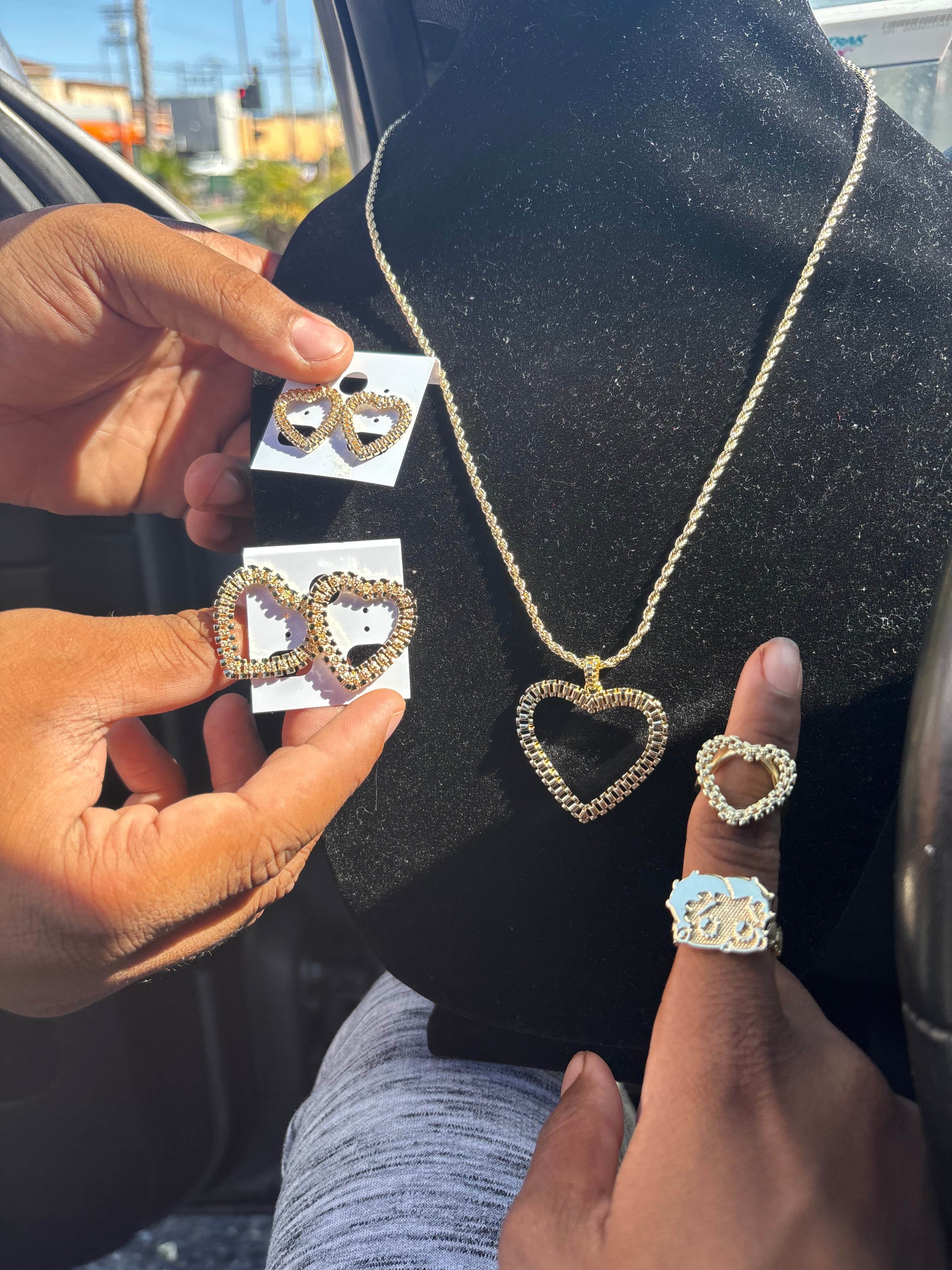 Open heart ring set